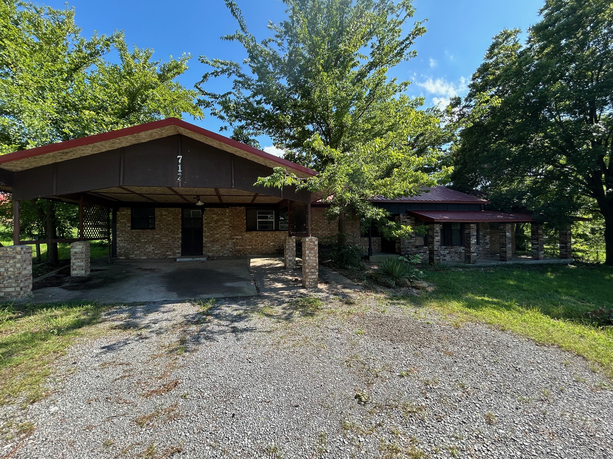 712 LAKEVIEW DR